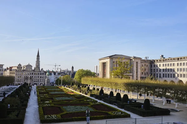 Brüksel, Belçika 'nın eski tarihi mimarisi, ortaçağ binaları ve geleneksel Avrupa cephelerinin yer aldığı. Seyahat, miras, turizm ve korunmuş eski kasaba kavramı..