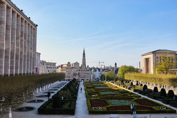 Brüksel, Belçika 'nın eski tarihi mimarisi, ortaçağ binaları ve geleneksel Avrupa cephelerinin yer aldığı. Seyahat, miras, turizm ve korunmuş eski kasaba kavramı..