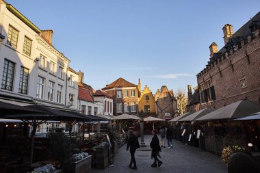Bu büyüleyici zaman aşımı videosunda Brüksel 'in nefes kesici güzelliğini deneyimleyin. Gündüzün geceye dönüşümü olarak şehrin dinamik manzarasını sergiliyor. Video hareketli şehir yaşamını yakalıyor.