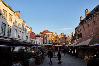 Bu büyüleyici zaman aşımı videosunda Brüksel 'in nefes kesici güzelliğini deneyimleyin. Gündüzün geceye dönüşümü olarak şehrin dinamik manzarasını sergiliyor. Video hareketli şehir yaşamını yakalıyor.
