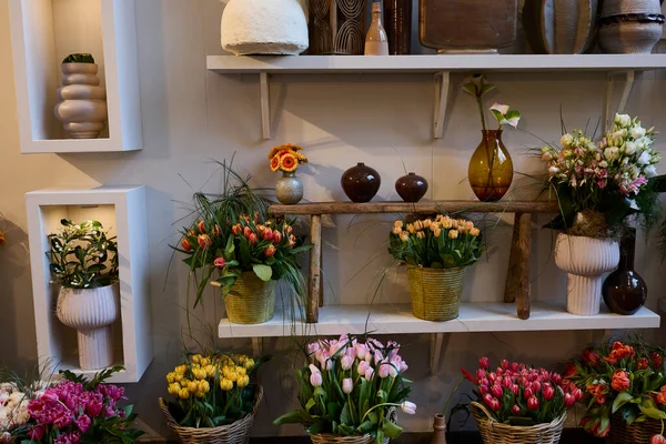 Yerde bir sürü çiçek var.