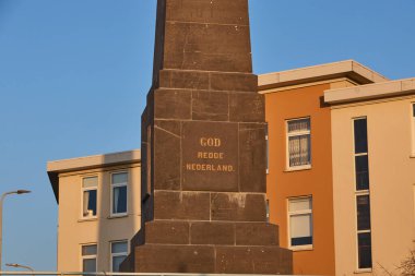 Deniz köpüğü ve dalgaların kıyıya vurduğu güzel kayalık sahilde gün doğumu. Barents Denizi 'nde sabahın erken saatlerinde, vahşi doğa, güzel kuzey doğası..