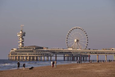 Washington DC 'nin başkenti yakınlarındaki National Harbor' da gün batımında yat limanında parlayan dönme dolap.
