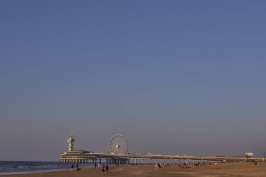 Washington DC 'nin başkenti yakınlarındaki National Harbor' da gün batımında yat limanında parlayan dönme dolap.