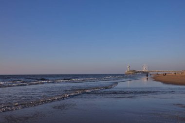 Deniz köpüğü ve dalgaların kıyıya vurduğu güzel kayalık sahilde gün doğumu. Barents Denizi 'nde sabahın erken saatlerinde, vahşi doğa, güzel kuzey doğası..