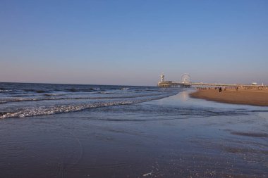 Deniz köpüğü ve dalgaların kıyıya vurduğu güzel kayalık sahilde gün doğumu. Barents Denizi 'nde sabahın erken saatlerinde, vahşi doğa, güzel kuzey doğası..