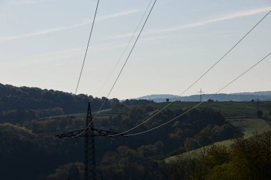 Mutfak musluğundan akan temiz suyun yakın çekimi. Temiz su, ev kullanımı, hijyen, sürdürülebilirlik, günlük rutin su ve su kavramı