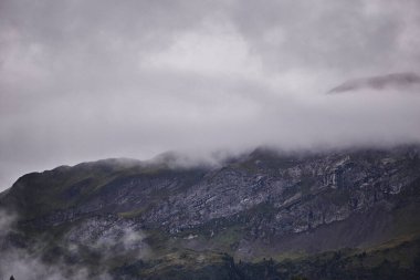 Görkemli dağ zirveleri, yemyeşil yamaçlar ve mavi gökyüzünde sürüklenen dramatik bulutlarla İsviçre Alpleri 'nin nefes kesici yaz manzarası. Bu doğal manzara, yazın İsviçre 'nin güzelliğini, tazeliğini ve huzurunu yansıtıyor.