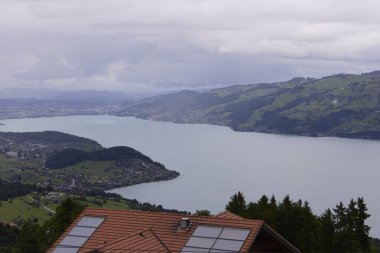 Görkemli dağ zirveleri, yemyeşil yamaçlar ve mavi gökyüzünde sürüklenen dramatik bulutlarla İsviçre Alpleri 'nin nefes kesici yaz manzarası. Bu doğal manzara, yazın İsviçre 'nin güzelliğini, tazeliğini ve huzurunu yansıtıyor.