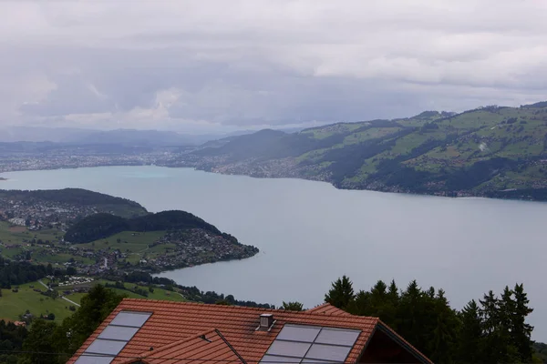 Görkemli dağ zirveleri, yemyeşil yamaçlar ve mavi gökyüzünde sürüklenen dramatik bulutlarla İsviçre Alpleri 'nin nefes kesici yaz manzarası. Bu doğal manzara, yazın İsviçre 'nin güzelliğini, tazeliğini ve huzurunu yansıtıyor.
