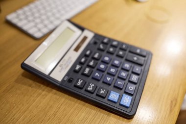 Ofis işlerini, muhasebe ve çalışmayı temsil eden bir hesap makinesinin yakın plan görüntüsü. Görüntü üretkenliği, organizasyonu ve profesyonel ya da akademik çevreyi aktarır. Finans kavramı, hesaplamalar, iş ve çalışma alanı temel gereksinimleri.