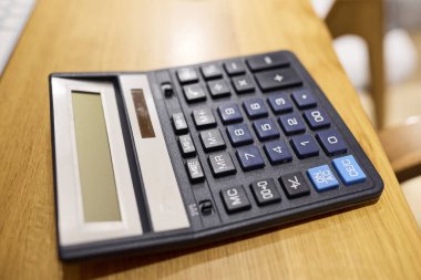 Ofis işlerini, muhasebe ve çalışmayı temsil eden bir hesap makinesinin yakın plan görüntüsü. Görüntü üretkenliği, organizasyonu ve profesyonel ya da akademik çevreyi aktarır. Finans kavramı, hesaplamalar, iş ve çalışma alanı temel gereksinimleri.