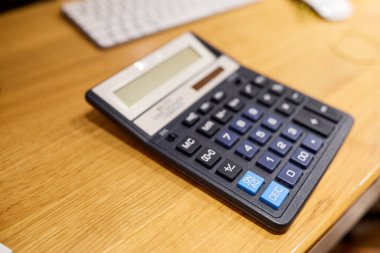 Ofis işlerini, muhasebe ve çalışmayı temsil eden bir hesap makinesinin yakın plan görüntüsü. Görüntü üretkenliği, organizasyonu ve profesyonel ya da akademik çevreyi aktarır. Finans kavramı, hesaplamalar, iş ve çalışma alanı temel gereksinimleri.