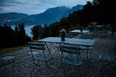 Yaz aylarında dağlarda çekilen geleneksel İsviçre dağ evi tarzı otel, sıcak akşam ışığında ele geçirildi. Görüntü konukseverliği, seyahati, dağ manzarasını ve sıcacık dağ mimarisini temsil ediyor. Yaz tatili kavramı, turizm, otel konaklama