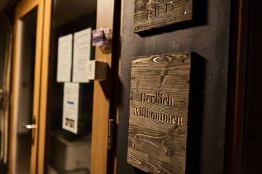 Yaz aylarında dağlarda çekilen geleneksel İsviçre dağ evi tarzı otel, sıcak akşam ışığında ele geçirildi. Görüntü konukseverliği, seyahati, dağ manzarasını ve sıcacık dağ mimarisini temsil ediyor. Yaz tatili kavramı, turizm, otel konaklama