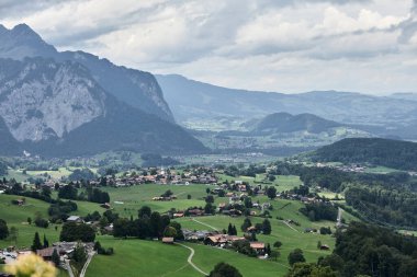 Yaz mevsiminde çekilen güzel İsviçre dağlarında yeşil alp manzaraları, açık gökyüzü ve görkemli zirveler yer alıyor. Görüntü doğal güzellik, seyahat, açık hava macerası ve barışçıl dağlık manzarayı temsil ediyor. Yaz turizmi kavramı