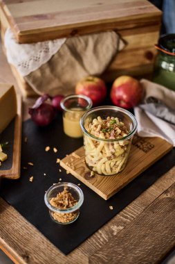 İsviçre 'de bir otelde kahvaltı servisi, taze yemek sunan insanların ellerini gösteriyor. Sahne konukseverliği, kaliteli hizmeti ve rahat bir seyahat deneyimini temsil ediyor. Turizm, otel yaşam tarzı, yemek ve diğer konular için ideal.