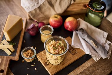 İsviçre 'de bir otelde kahvaltı servisi, taze yemek sunan insanların ellerini gösteriyor. Sahne konukseverliği, kaliteli hizmeti ve rahat bir seyahat deneyimini temsil ediyor. Turizm, otel yaşam tarzı, yemek ve diğer konular için ideal.