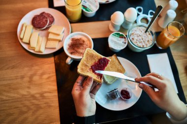 İsviçre 'de bir otelde yapılan kahvaltı, taze yiyecek ve konukseverlik ortamı sunuyor. Sahne Avrupa seyahat kültürü, kaliteli hizmet ve rahatlatıcı bir otel deneyimini yansıtıyor. Turizm, yemek ve yaşam tarzı kavramlarına uygundur..
