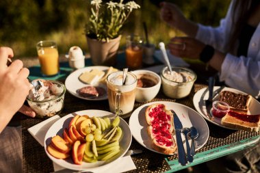 İsviçre 'de manzaralı dağ manzaralı bir otelde servis edilen açık hava kahvaltısı. Yerleşim dağlık doğayı, konukseverliği ve rahatlatıcı bir seyahat deneyimini ön plana çıkarıyor. Turizm, yaşam tarzı, yemek ve Avrupa gezileri için uygun konseptler.