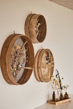 Geleneksel İsviçre tarzında tasarlanmış, işlevsellikle özgün iç unsurları birleştiren bir toplantı odası. Mekan profesyonellik, rahatlık ve İsviçre tasarım estetiğini yansıtarak, iş toplantıları, konferanslar ve etkinlikler için uygun hale getiriyor.