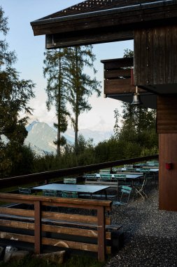 Yüksek rakımlı İsviçre otelini çevreleyen dağlık dağ atmosferi nefes kesen manzarayı, temiz havayı ve sakin açık hava ortamını ön plana çıkarıyor. Sahne, rahatlama, seyahat ve doğayla bağlantıyı iletir. Turizm kavramları için uygun