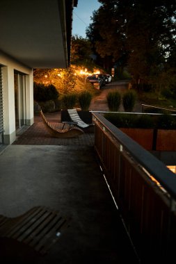 Yazın Alpler 'de geçen geleneksel bir İsviçre dağ evi oteli. Sahne alp mimarisi, doğal güzellik ve barışçıl bir dağ atmosferini ön plana çıkarıyor. Seyahat, turizm, rahatlama, Avrupa gezileri ve konukseverlik kavramları için uygundur.