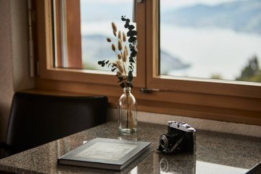 Rahat bir yatak odası ve manzaralı bir dağ manzaralı bir İsviçre otel odası atmosferi. İçerisi konforu, konukseverliği ve rahatlatıcı bir alp konaklamasını yansıtıyor. Seyahat konaklama, turizm, rahatlama ve Avrupa 'ya uygun konseptler