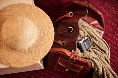 Kamera, kahve, çay, not defteri ve masanın üzerine yerleştirilmiş bir kitap gibi seyahat gerekliliklerinin yer aldığı bir İsviçre otelinin iç atmosferi. Sahne konfor, ilham ve rahat bir seyahat tarzı sunar. Turizm kavramları için uygun