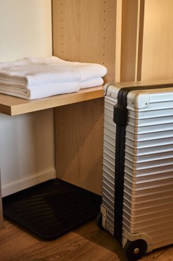 Otantik bir İsviçre dağ evi otelinin iç tasarım unsurları, doğal ahşap, rahat mobilyalar ve alp esintili dekorlar. Sahne sıcaklık, konfor ve geleneksel İsviçre konukseverliğini gösteriyor. Otel içi kavramları için uygundur.