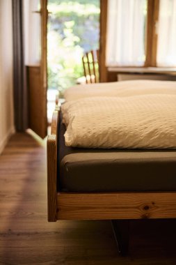 Otantik bir İsviçre dağ evi otelinin iç tasarım unsurları, doğal ahşap, rahat mobilyalar ve alp esintili dekorlar. Sahne sıcaklık, konfor ve geleneksel İsviçre konukseverliğini gösteriyor. Otel içi kavramları için uygundur.