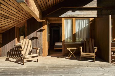 Otantik bir İsviçre dağ evi otelinin iç tasarım unsurları, doğal ahşap, rahat mobilyalar ve alp esintili dekorlar. Sahne sıcaklık, konfor ve geleneksel İsviçre konukseverliğini gösteriyor. Otel içi kavramları için uygundur.