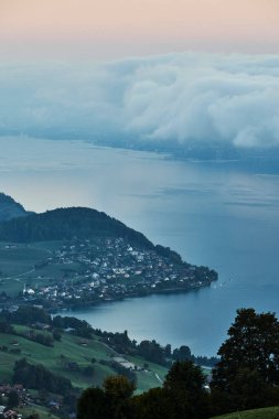 Yeşil dağ manzaraları, dağ zirveleri ve açık gökyüzünün yer aldığı İsviçre Alpleri 'nin yaz manzarası. Görüntü, seyahat, turizm, yürüyüş ve Avrupa doğa kavramları için uygun, doğal güzellik, sükunet ve açık hava macerası taşır..