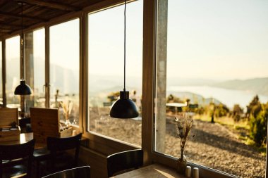 Doğal ahşap unsurları, rahat mobilyaları ve Alplerden esinlenilmiş dekorları olan otantik bir dağ evi tasarımının yer aldığı bir İsviçre restoranı. Sahne sıcaklığı, geleneği ve konukseverliği aktararak İsviçre Alp kültürünün cazibesini vurguluyor.