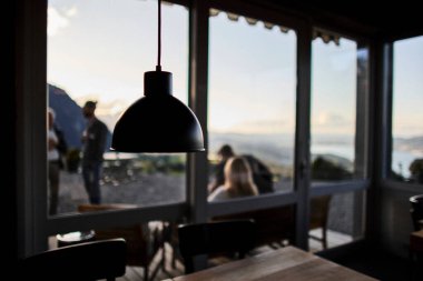 Doğal ahşap unsurları, rahat mobilyaları ve Alplerden esinlenilmiş dekorları olan otantik bir dağ evi tasarımının yer aldığı bir İsviçre restoranı. Sahne sıcaklığı, geleneği ve konukseverliği aktararak İsviçre Alp kültürünün cazibesini vurguluyor.