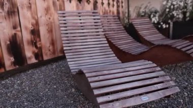 İsviçre 'de bir otel terasında rahatlamak için ahşap sandalyeler ayarlandı. Sahne konfor, açık hava konukseverliği ve dağların ve doğanın manzaralı manzarasıyla dağlarda konukseverlik sunuyor. Seyahat, turizm ve otel konaklama için elverişli