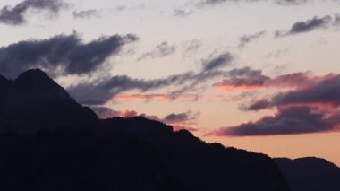 İsviçre Alplerinde sakin bir yaz akşamı. Dağlar ve gün batımından sonra bir göl. Sahne huzurlu bir alp atmosferi, doğal güzellik ve alacakaranlığın sakin renklerini yansıtıyor. Seyahat, turizm, doğa ve Avrupa kavramları için uygundur