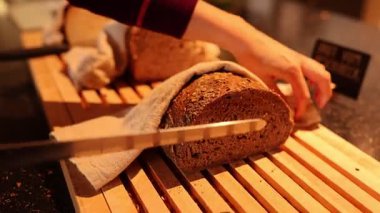 Misafirler, elleri yiyecek ve içecek için uzanan bir İsviçre otelinde kahvaltı yapıyorlar. Sahne misafirperverliği, sabah yemeğini ve sıcacık alp atmosferini yansıtıyor. Seyahat, turizm, Avrupa mutfağı, oteller ve kahvaltı hizmetleri için elverişli.