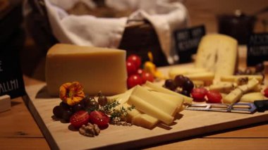 Geleneksel İsviçre yemekleri peynir, sosis ve domates de dahil olmak üzere bir otelde akşam yemeği için hazırlanıyor. Olay yeri aşçılık hazırlığı, konukseverlik ve alp mutfağını da içeriyor. Seyahat, turizm, Avrupa yemekleri ve otel için elverişli