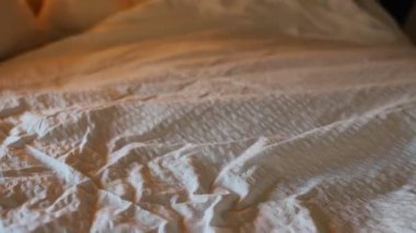 İsviçre 'de yüksek irtifalı bir otelde temiz beyaz çarşaflı, misafirleri ağırlamaya hazır bir yatağın olduğu bir oda. Sahne, bir dağ ortamında temizlik, rahatlık ve sıcacık bir Alp misafirperverliği sunuyor. Seyahat ve turizm kavramları için uygun