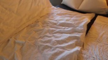 İsviçre 'de yüksek irtifalı bir otelde temiz beyaz çarşaflı, misafirleri ağırlamaya hazır bir yatağın olduğu bir oda. Sahne, bir dağ ortamında temizlik, rahatlık ve sıcacık bir Alp misafirperverliği sunuyor. Seyahat ve turizm kavramları için uygun