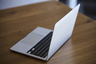 Çalışmaya hazır ve açık bir dizüstü bilgisayar, temiz bir masaya yerleştirilmiş. Sahne, üretkenlik, odak ve modern bir çalışma alanı kurulumunu iletiyor. Uzak çalışma, ofis, dijital araçlar, teknoloji ve modern yaşam tarzı kavramları için elverişli.