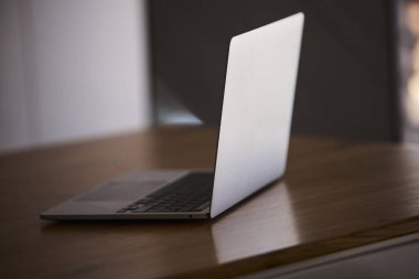 Çalışmaya hazır ve açık bir dizüstü bilgisayar, temiz bir masaya yerleştirilmiş. Sahne, üretkenlik, odak ve modern bir çalışma alanı kurulumunu iletiyor. Uzak çalışma, ofis, dijital araçlar, teknoloji ve modern yaşam tarzı kavramları için elverişli.