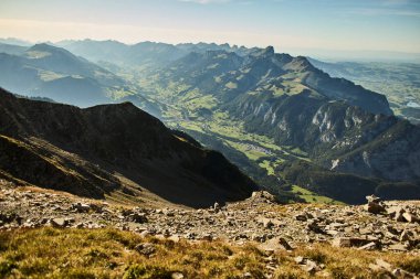 Güneşli bir günde Niesen Dağı 'na giden bir mekiğe binen bir aile manzaranın tadını çıkarıyor. Sahne turizm, açık hava macerası ve İsviçre Alpleri 'nde aile dostu seyahatler içeriyor. Seyahat, dağ, İsviçre ve yaz konseptleri için uygun.