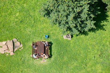 Arkadaşlar yeşil bir alana doğada yürüyüş veya yürüyüş sonra dinlenme
