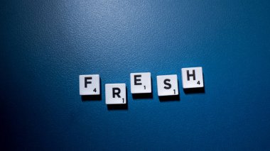 Beyaz küplerin soyut görünümü mavi arkaplanda 