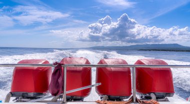 Sürat teknesi motorları, hızlı dönen motorların neden olduğu dalgalı deniz suyu zeminine karşı dizildi..