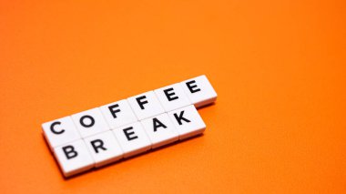 Turuncu Arkaplanda Beyaz Harf Döşemeleri ile Yazılan Kahve Kırılma Kelimesi