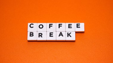 Plastik alfabe blokları kullanılarak oluşturulan 