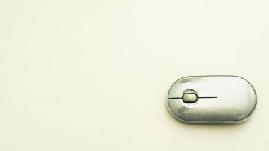 Pürüzsüz, metalik yeşil, kablosuz bir bilgisayar faresi. Temiz yeşil ışık yüzeyine yerleştirilmiş. Minimalist tasarım teknoloji, ofis işi ve dijital yaşam tarzı kavramları için idealdir..